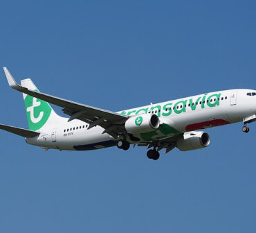 Boeing_737-800_PH-GUV_Transavia_landing_at_Schiphol