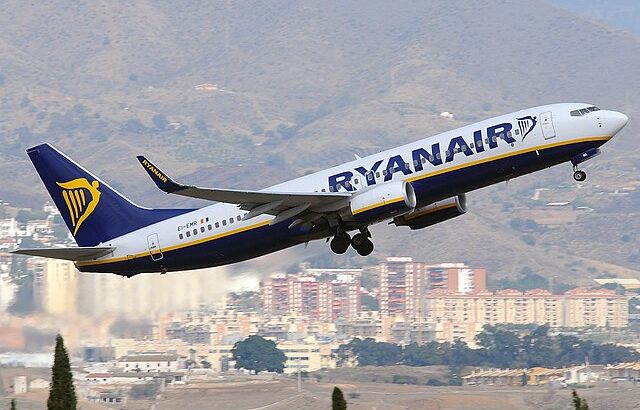 Ryanair UK adds 15th Boeing 737NG to AOC