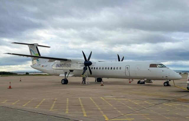 Avantair DHC8-400 operates Cork La Rochelle rugby team charter