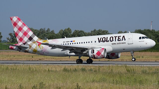 Volotea Airbus A319 Positions to Ireland West Airport